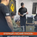 Офіцери ДБР з документами біля військовослужбовця в кабінеті під час обшуку