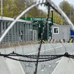 Кордон Естонії та Росії з загородженнями та колючим дротом