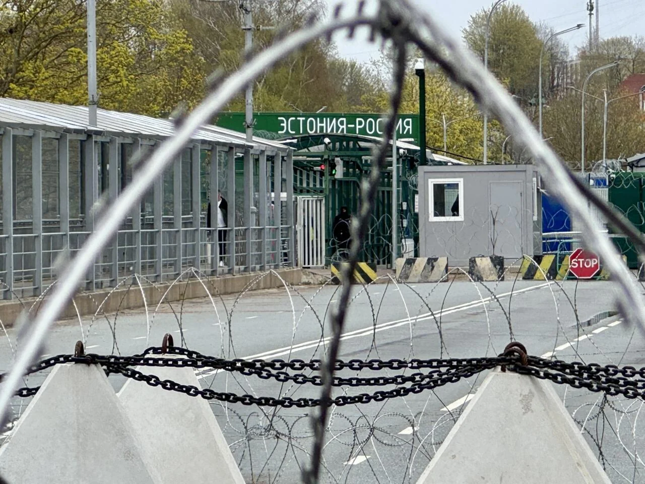Кордон Естонії та Росії з загородженнями та колючим дротом