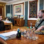 Зеленський і Хмара в камуфляжі розмовляють за столом у кабінеті