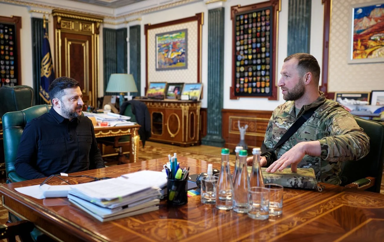 Зеленський і Хмара в камуфляжі розмовляють за столом у кабінеті