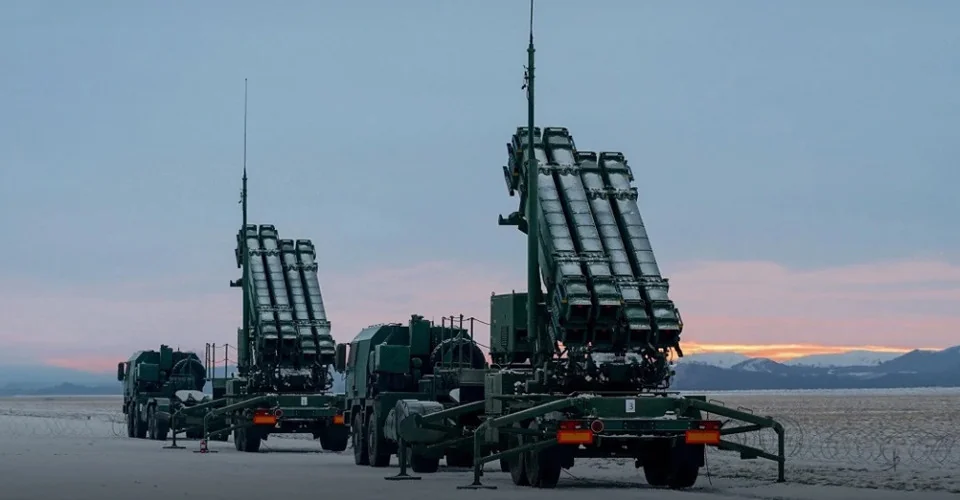 Зелені пускові установки Patriot на вантажівках у засніженому полі на тлі гір