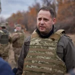 Єрмак у бронежилеті серед військових під час обговорення ризиків зими