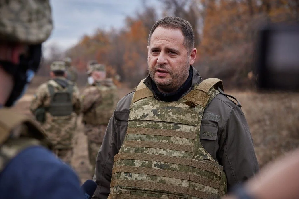 Єрмак у бронежилеті серед військових під час обговорення ризиків зими