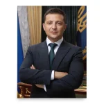Президент Володимир Зеленський у темному костюмі зі схрещеними руками