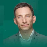 Портрет чоловіка середнього віку в сірому піджаку на зеленому абстрактному тлі