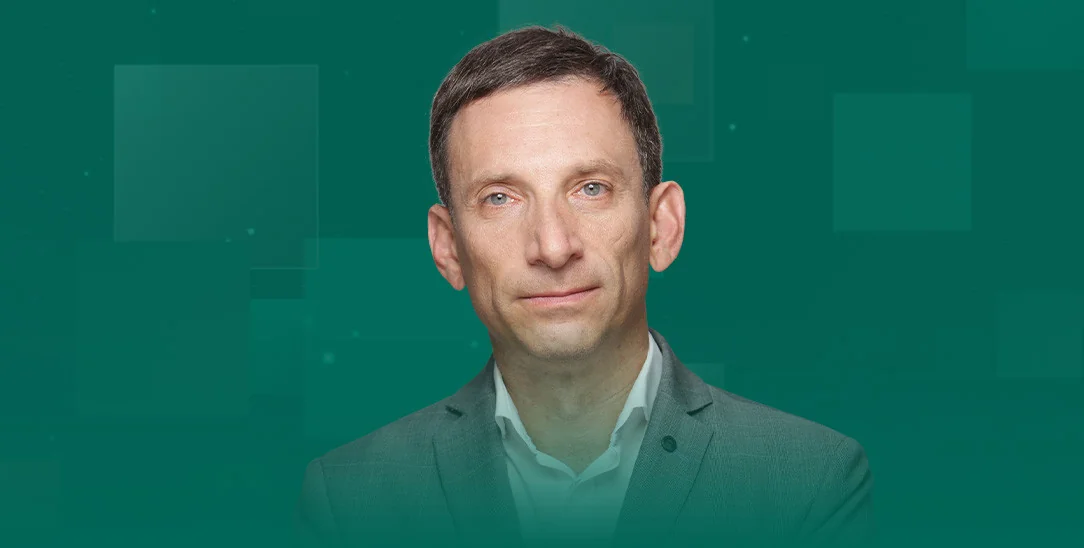 Портрет чоловіка середнього віку в сірому піджаку на зеленому абстрактному тлі