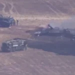 Місце падіння F-35B з димом, двома військовими машинами та рятувальниками на пустелі
