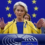 Урсула фон дер Ляєн жестикулює під час виступу з трибуни Європарламенту
