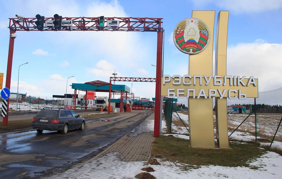 Прикордонний пункт Білорусі з великою стелою Республіка Білорусь та сірим автомобілем
