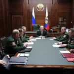 Путін на нараді з військовими командувачами в кабінеті з прапорами Росії