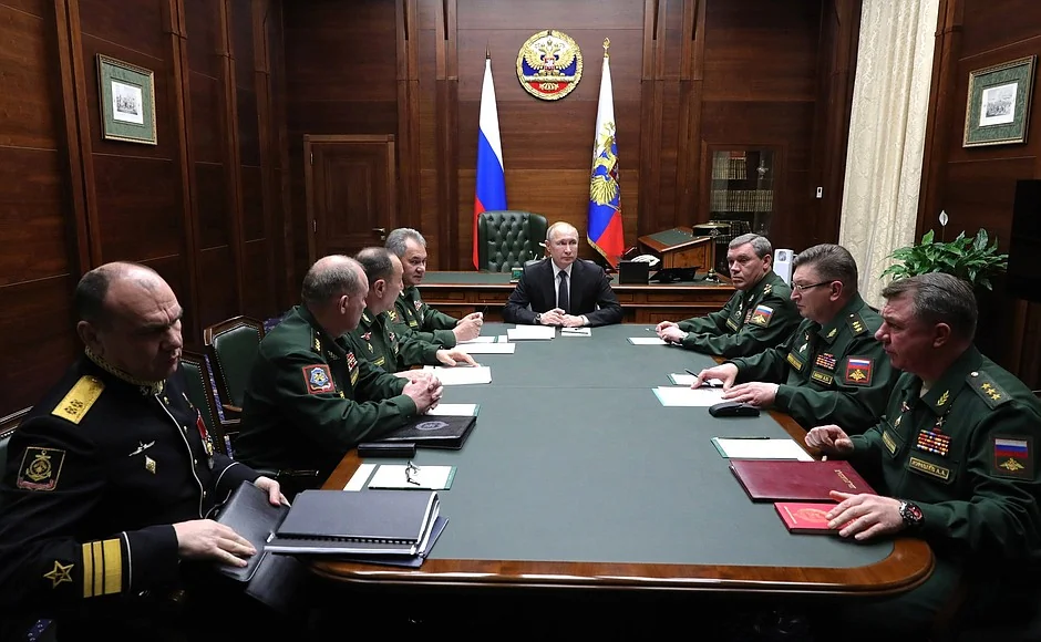 Путін на нараді з військовими командувачами в кабінеті з прапорами Росії
