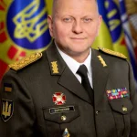 Офіційний портрет генерала Валерія Залужного у військовій формі з нагородами на тлі українських прапорів