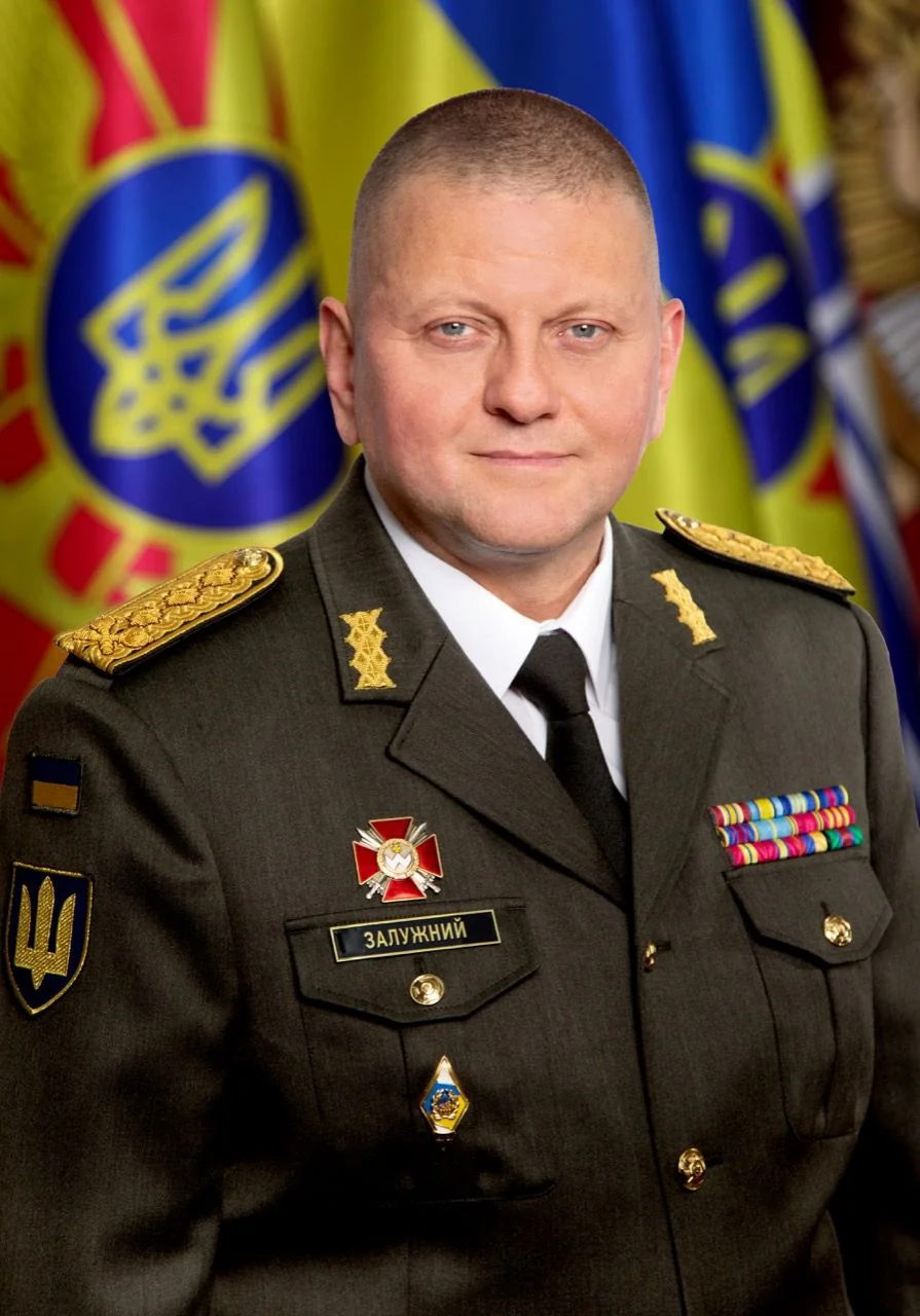 Офіційний портрет генерала Валерія Залужного у військовій формі з нагородами на тлі українських прапорів